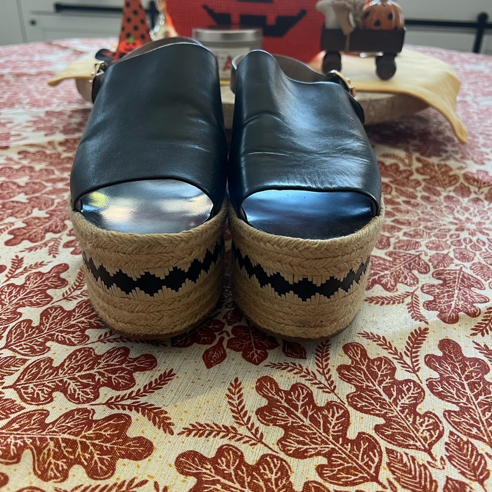 Tory Burch platform sandals. 8.5 GUC